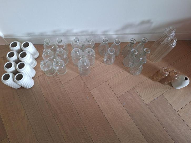 Vaasjes - wit en transparant, Huis en Inrichting, Woonaccessoires | Vazen, Zo goed als nieuw, Wit, Minder dan 50 cm, Glas, Ophalen