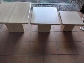 Ensemble de 3 tables basses/tables d'appoint en travertin disponible aux enchères