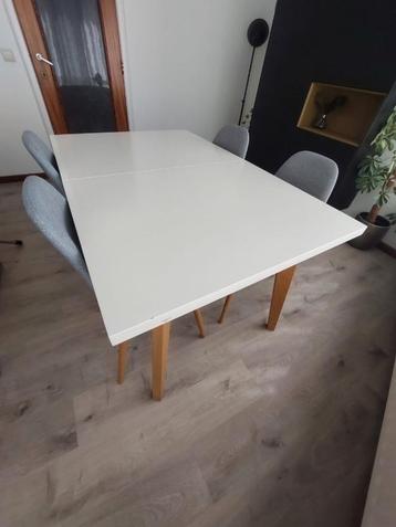 Tafel met 4 stoelen beschikbaar voor biedingen