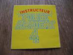 Autocollant Police Academy 4 Instructor 7 x 7 cm, Enlèvement ou Envoi, Neuf, Cinéma, Télévision ou Audiovisuel