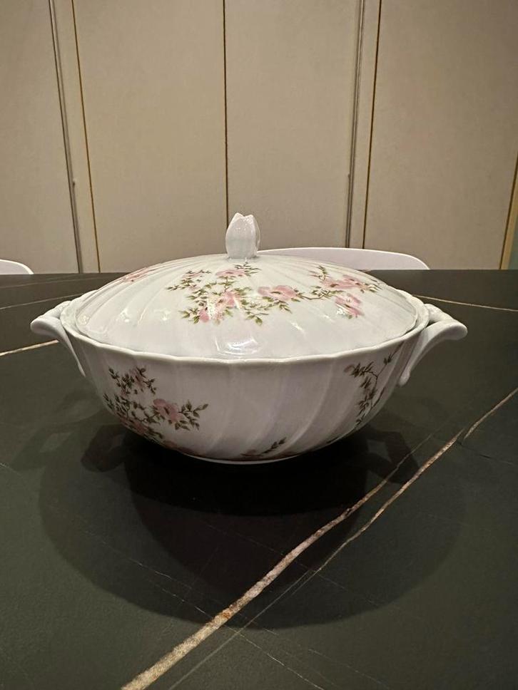 Porcelein B&C limoges France BERNARDAUD LIMOGES Amandine, Antiek en Kunst, Antiek | Schalen, Ophalen