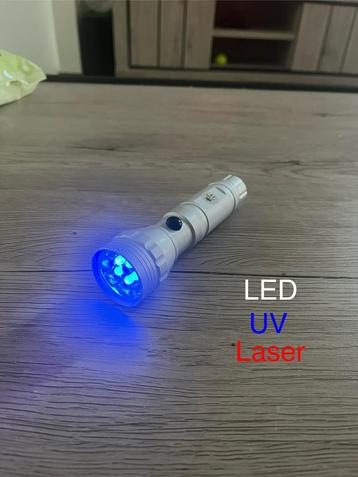 3-in-1 zaklamp met UV en laser – Inclusief batterijen beschikbaar voor biedingen