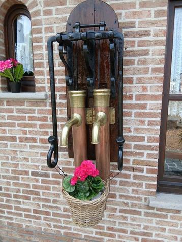 koperen waterpomp & antiek & 2 waterpompen op één plank beschikbaar voor biedingen
