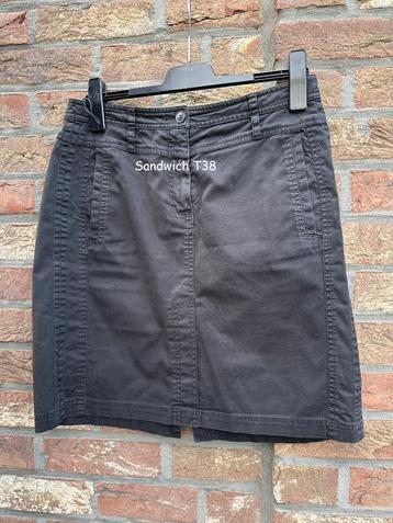 Sandwich zwarte rok T38 in zeer goede staat beschikbaar voor biedingen