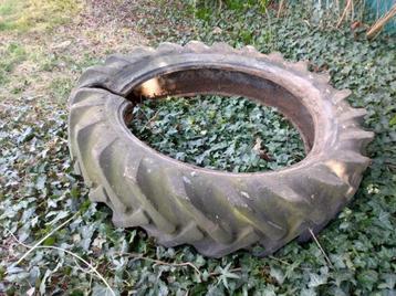 Tractorband, gebruikt als plantbak rond een boom beschikbaar voor biedingen