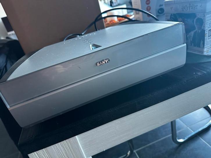Sanyo PLV-Z2 + toile de projection, TV, Hi-fi & Vidéo, Écrans de projection, Utilisé, Électrique, Enlèvement