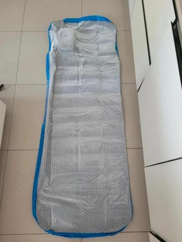Luchtmatras van High Peak met ingebouwde voetpomp, nieuw beschikbaar voor biedingen