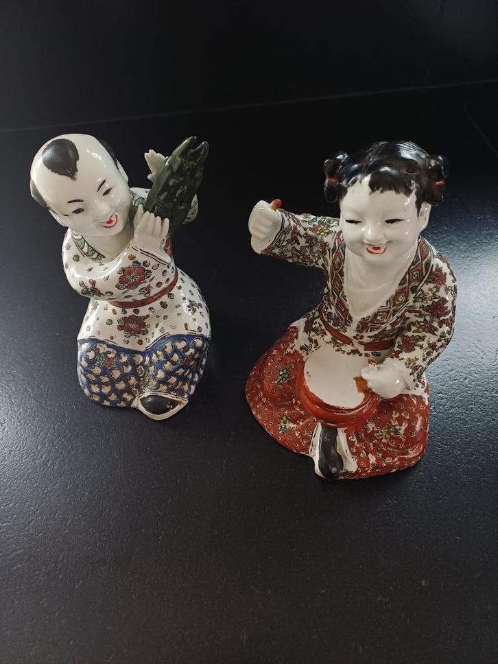 2 Chinees porseleinen beeldjes van lachende kinderen., Antiek en Kunst, Antiek | Porselein, Ophalen of Verzenden