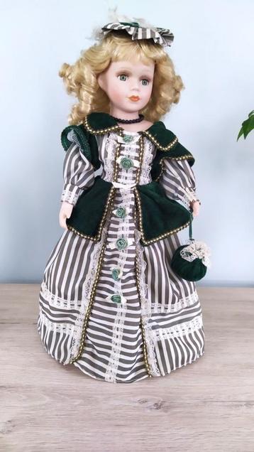 Antieke pop met porseleinen hoofd, hoogte 43 cm beschikbaar voor biedingen