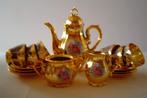 Servies goud kleur met mooie taferelen op, Antiek en Kunst, Antiek | Servies compleet, Ophalen of Verzenden