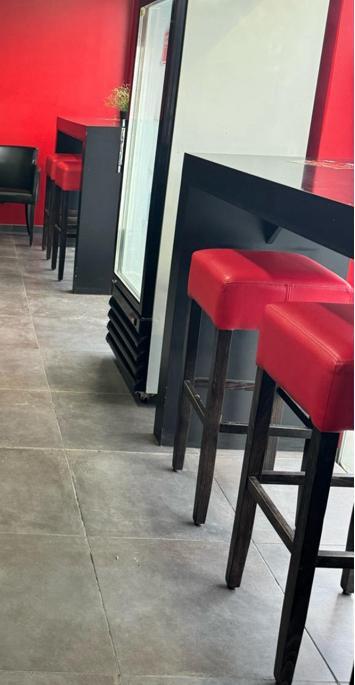 Tabourets haut rouges pour bar 4pce  beschikbaar voor biedingen