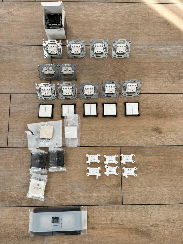 Niko schakelmateriaal - ongebruikt, Doe-het-zelf en Bouw, Elektriciteit en Kabels, Nieuw, Stopcontact, Ophalen of Verzenden