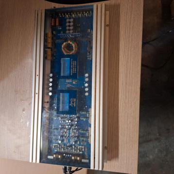 Amplificateur pour voiture. beschikbaar voor biedingen