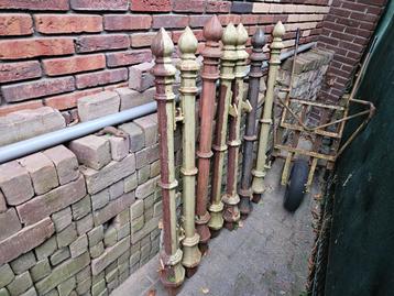 7 Gietijzeren palen / tuinpalen, 1.18 meter boven de grond  beschikbaar voor biedingen