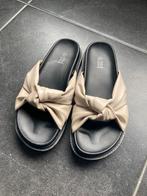 Beige slippers van Coco Bella, Kleding | Dames, Schoenen, Nieuw, Beige, Slippers, Ophalen of Verzenden