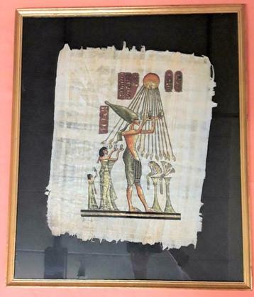 Egyptische papyrusrol onder het frame van Achnaton Nefertiti beschikbaar voor biedingen