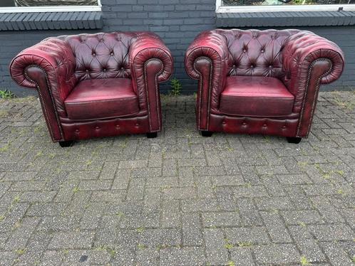 Twee Chesterfield zetels oxblood rood GRATIS BEZORGD, Maison & Meubles, Canapés | Repose-pieds & Poufs, Cuir, Enlèvement ou Envoi