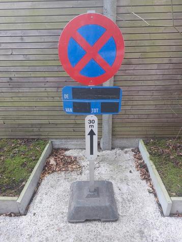 Verbodsbord verboden stil te staan en te parkeren. beschikbaar voor biedingen