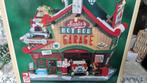 Lemax  Santa's  Hot Rod garage, Diversen, Kerst, Ophalen of Verzenden, Nieuw