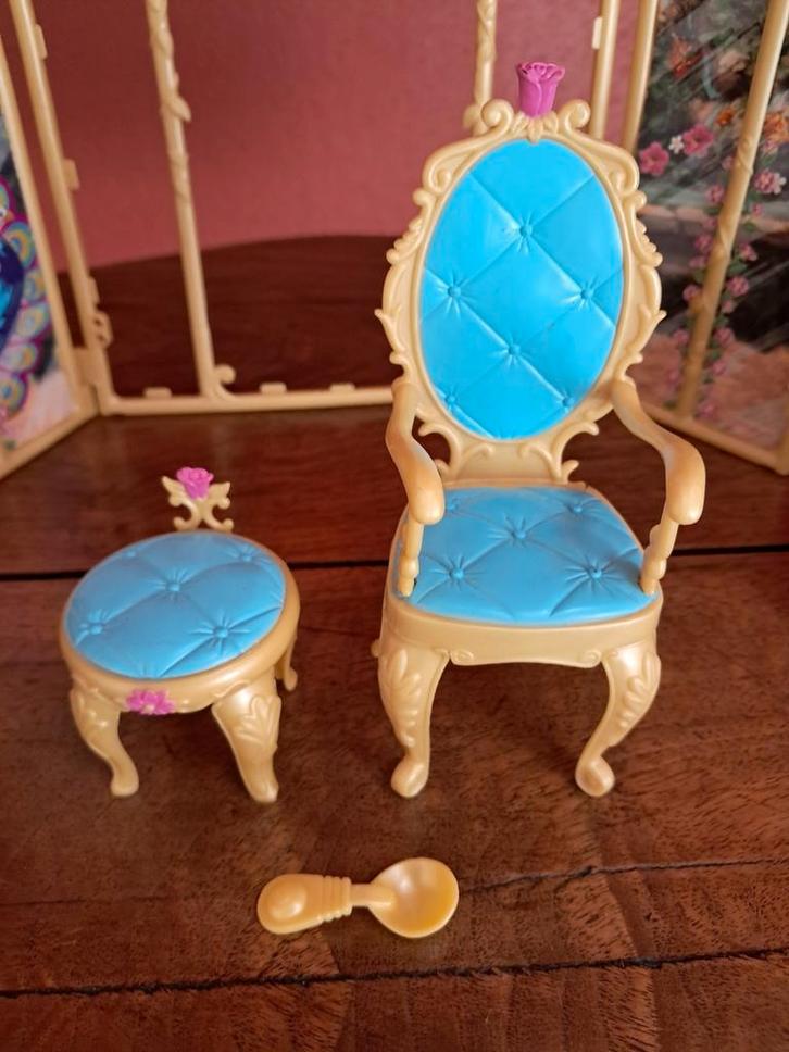 Barbie Princess of Myste Island stoel, krukje en lepel, Kinderen en Baby's, Speelgoed | Poppen, Zo goed als nieuw, Barbie, Ophalen of Verzenden