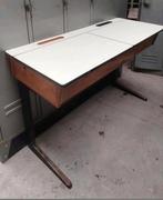 Vintage retro schoolbank bureau lessenaar hout metalen poten, Huis en Inrichting, Ophalen of Verzenden, Gebruikt, Bureau
