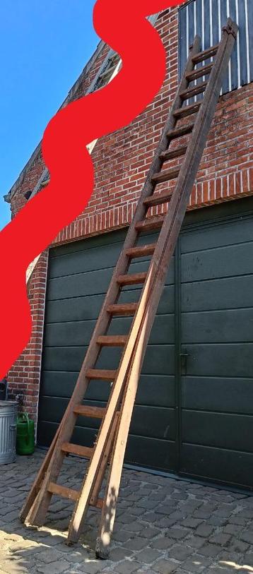 Lange houten ladder uitschuifbaar beschikbaar voor biedingen
