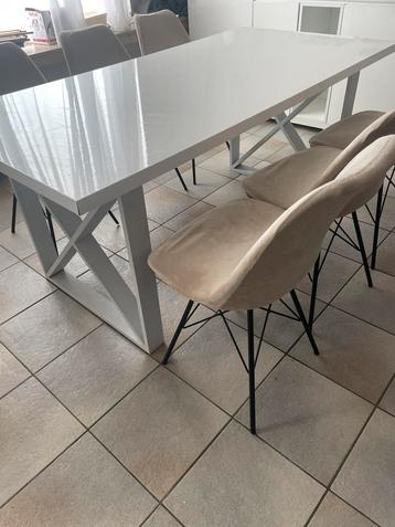 Dressoir en eettafel + stoelen te koop