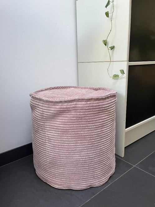 Kave Home Wilma Poef - Roze Rib, Huis en Inrichting, Zetels | Voetbanken en poefs, Zo goed als nieuw, Minder dan 50 cm, Minder dan 50 cm