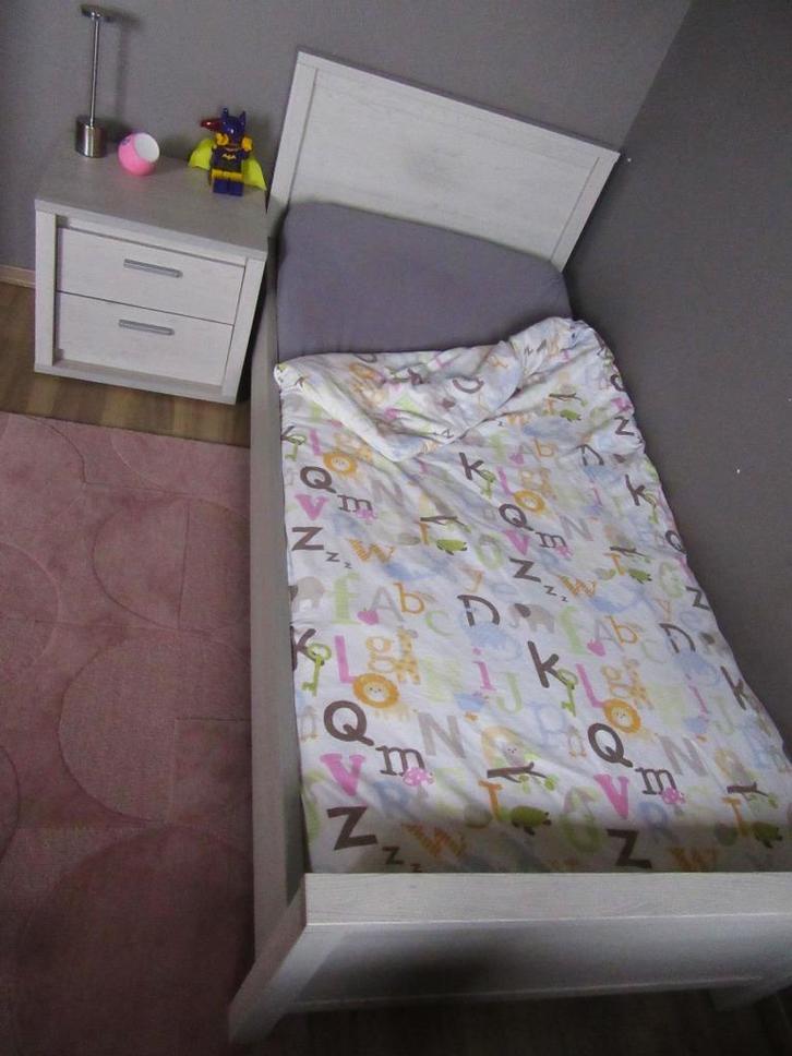 Neyt Slaapkamer éénpersoonsbed met nachtkastje en toebehoren, Huis en Inrichting, Slaapkamer | Bedden, Zo goed als nieuw, Eenpersoons