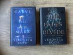 Carve the mark & the fates divide - Veronica Roth, Veronica Roth, Comme neuf, Enlèvement ou Envoi, Fiction
