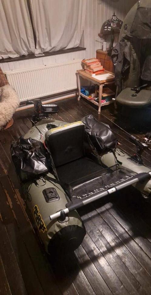 Floatube + moteur, Watersport en Boten, Hengelsport | Roofvissen, Zo goed als nieuw, Ophalen