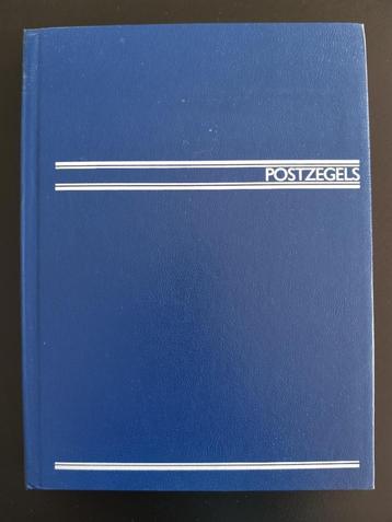 blauw postzegelalbum met 32 witte pagina's beschikbaar voor biedingen