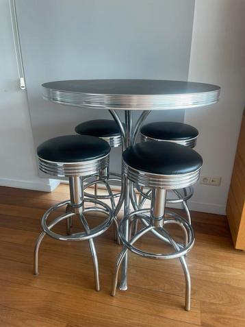 Table de bar de style rétro avec 4 tabourets., Enlèvement, Comme neuf