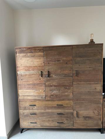 Massief houten kast beschikbaar voor biedingen