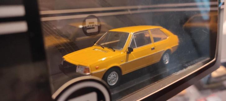 Volvo 343 geel 1976 1:43 in vitrinedoosje, Triple 9 ., Hobby en Vrije tijd, Modelauto's | 1:43, Nieuw, Ophalen of Verzenden