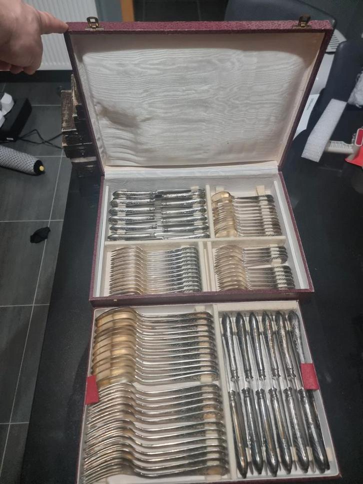 Coffret de 84 pièces de couverts en metal argenté, Antiquités & Art, Antiquités | Couverts, Enlèvement