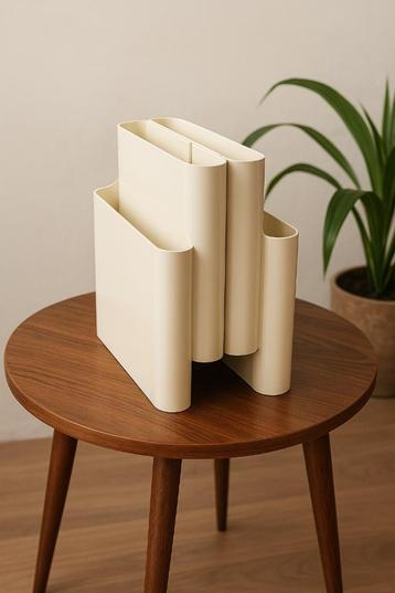 Kartell magazine rack van Giotto Stoppino beschikbaar voor biedingen