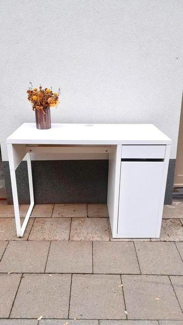 Wit houten bureau met zijvakken beschikbaar voor biedingen