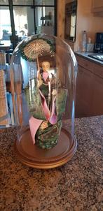 Handgemaakt vrouwtje onder stolp, Ophalen