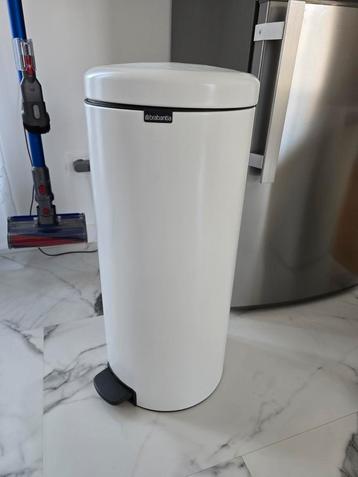 Grote witte Brabantia vuilnisbak  beschikbaar voor biedingen