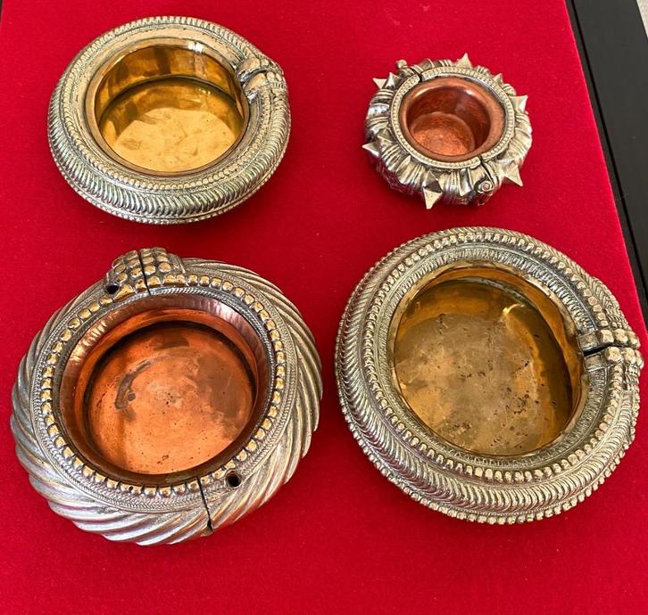 4 oude slavernijarmbanden omgetoverd tot asbakken, Antiek en Kunst, Antiek | Brons en Koper, Koper, Ophalen of Verzenden