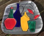 Assiette murale asymétrique '50-'60 avec bouteilles colorées, Antiquités & Art, Enlèvement ou Envoi