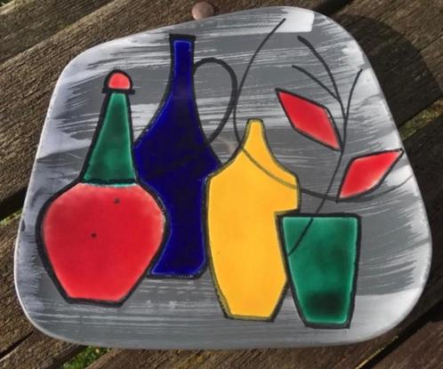 Assiette murale asymétrique '50-'60 avec bouteilles colorées, Antiquités & Art, Antiquités | Assiettes décoratives & Carrelages