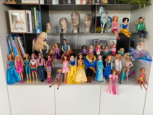 30+ Barbie incl bekende Disney-poppen en dressing room, Kinderen en Baby's, Speelgoed | Poppen, Zo goed als nieuw, Barbie, Ophalen
