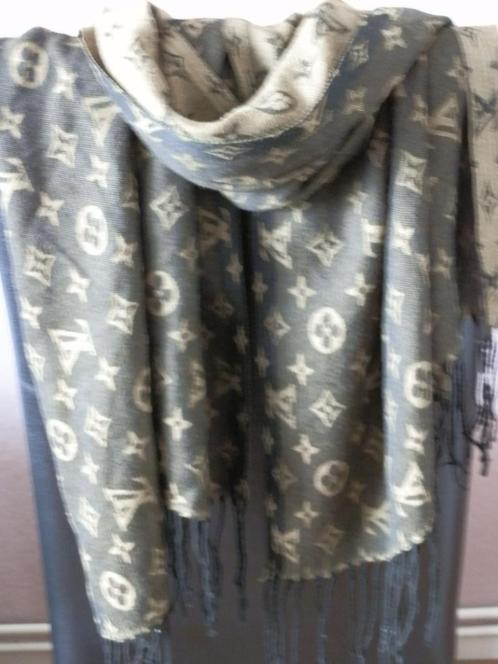 Louis Vuitton logo sjaal., Kleding | Dames, Mutsen, Sjaals en Handschoenen, Zo goed als nieuw, Sjaal, Ophalen of Verzenden