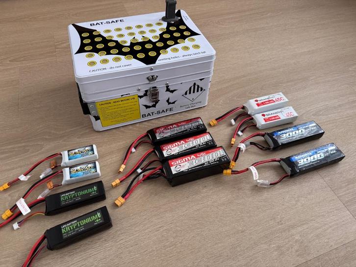 Lipo batterijen + Bat safe kist, Hobby en Vrije tijd, Modelbouw | Radiografisch | Overige, Ophalen