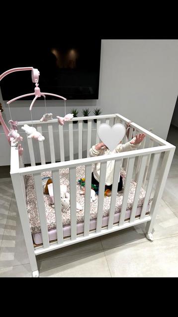Babypark met matras + bedbumper en parklegger beschikbaar voor biedingen
