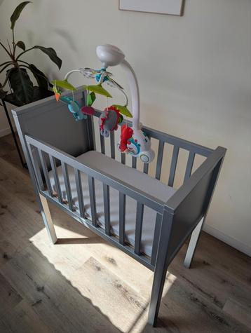 Soort van CO-sleeper met matras van aero sleep en babymobiel beschikbaar voor biedingen
