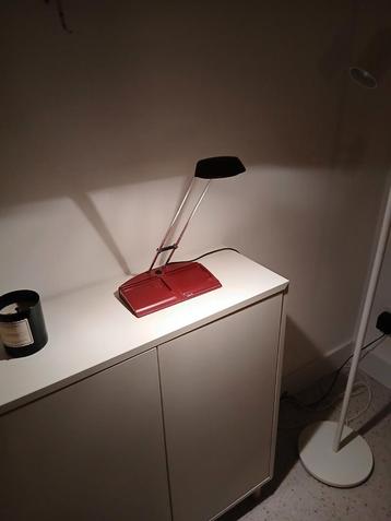 Rood retro burealampje van Massive  beschikbaar voor biedingen