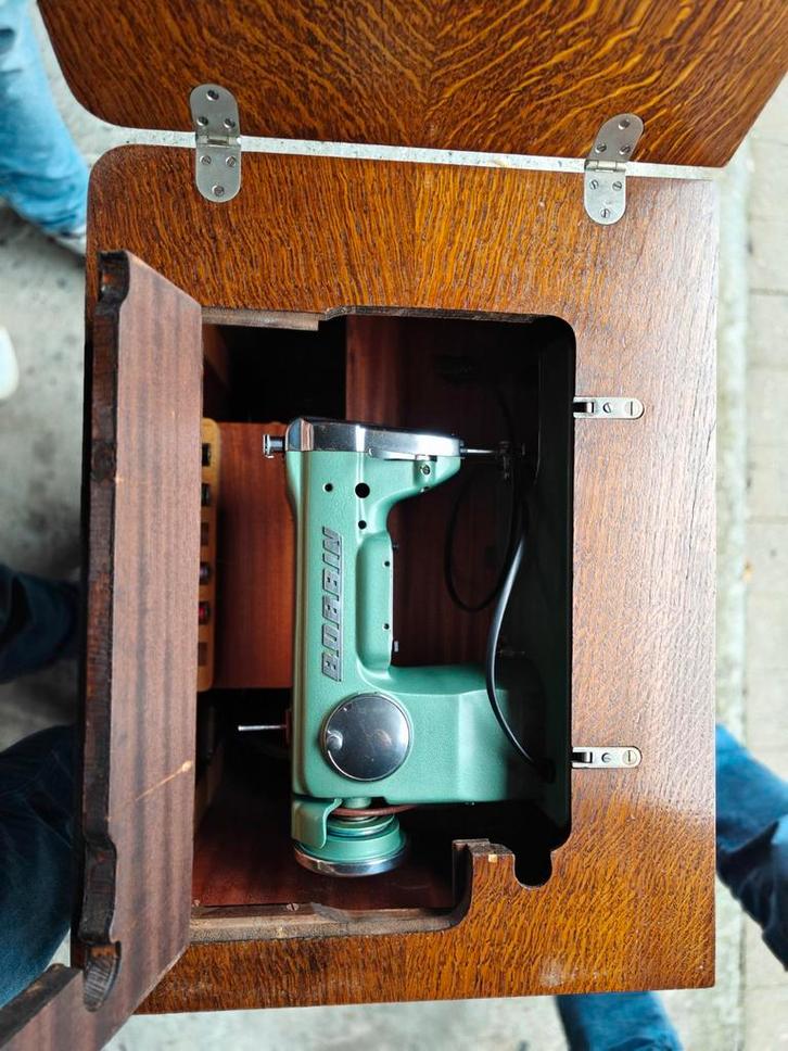 Vintage Bobbin Deluxe Naaimachine – Inklapbaar in Massief Ho, Antiek en Kunst, Antiek | Naaimachines, Ophalen